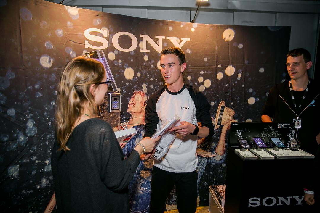 : Interaktion mit Kund:innen während der Aktivierung der Marke SONY. Vorführung von SONY-Produkten