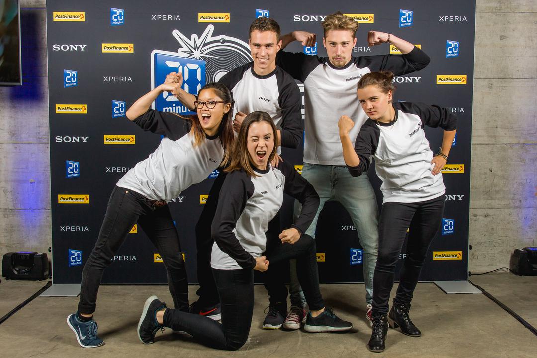 SONY Markenpromoter posieren hinter einem Banner bei einer Markenveranstaltung.