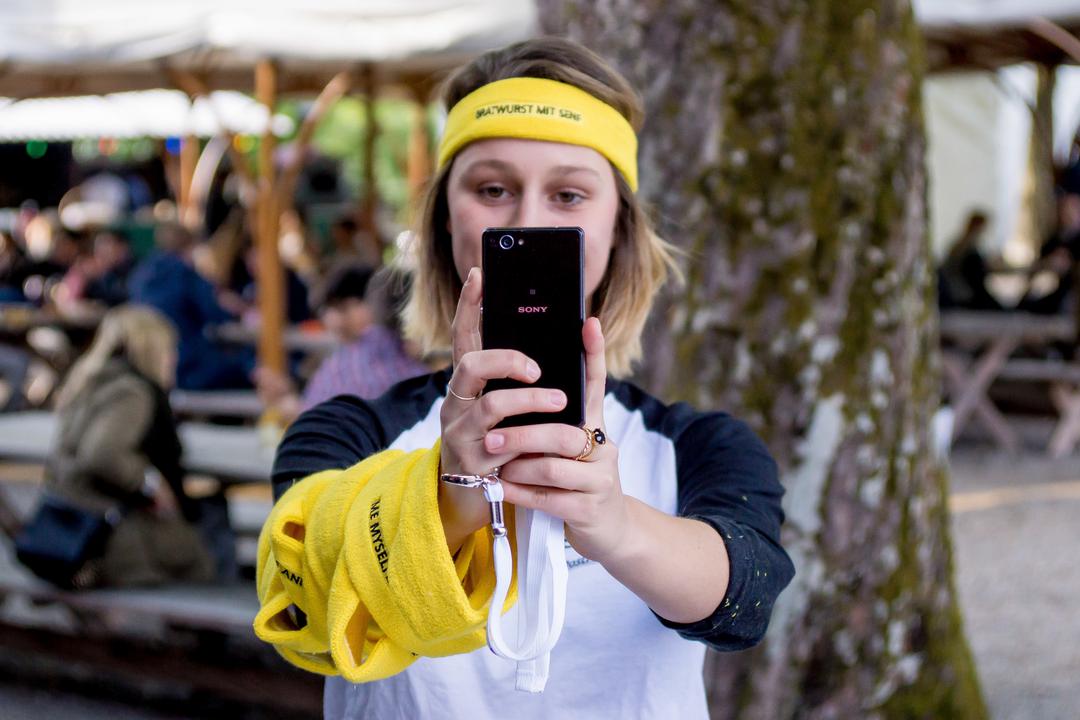  Der Kunde interagiert mit SONY Produkten und testet die Kamera