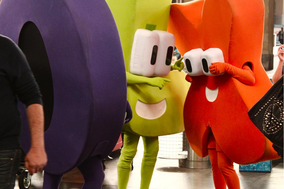 Muppets interagieren bei OLX-Markenveranstaltung