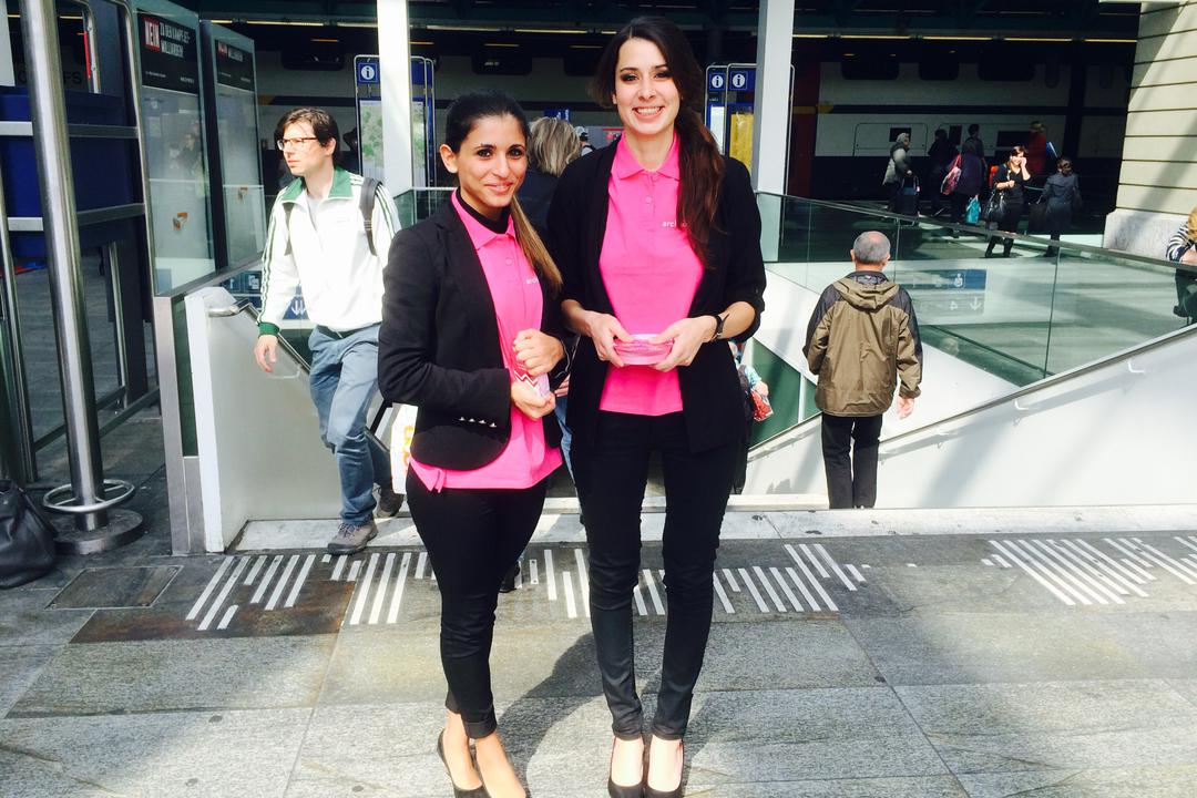 Models verteilen Broschüren der Marke Archhöfe im Bahnhof in der Schweiz